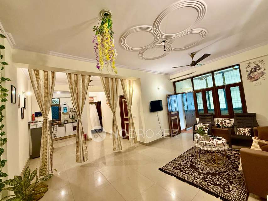 Single Room for Female In 2 BHK  In Amrapali Village, Indirapuram In Indirapuram