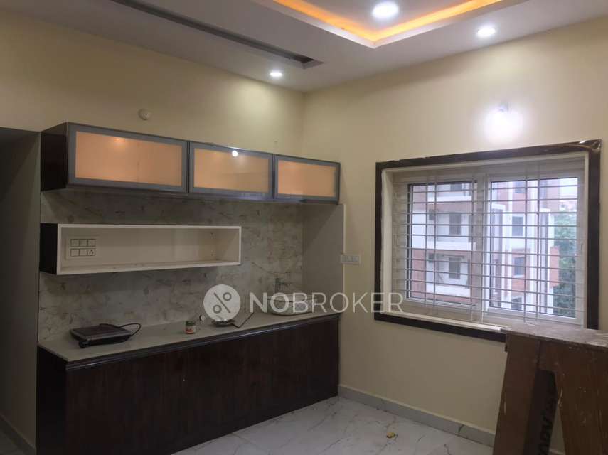 Single Room for Male In 3 BHK  In Sri Sai Savuthan In Gachibowli