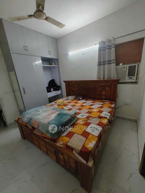 Single Room for Female In 3 BHK  In Sector 62
