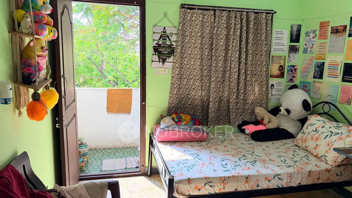 Single Room for Female In 3 BHK  In Kodambakkam