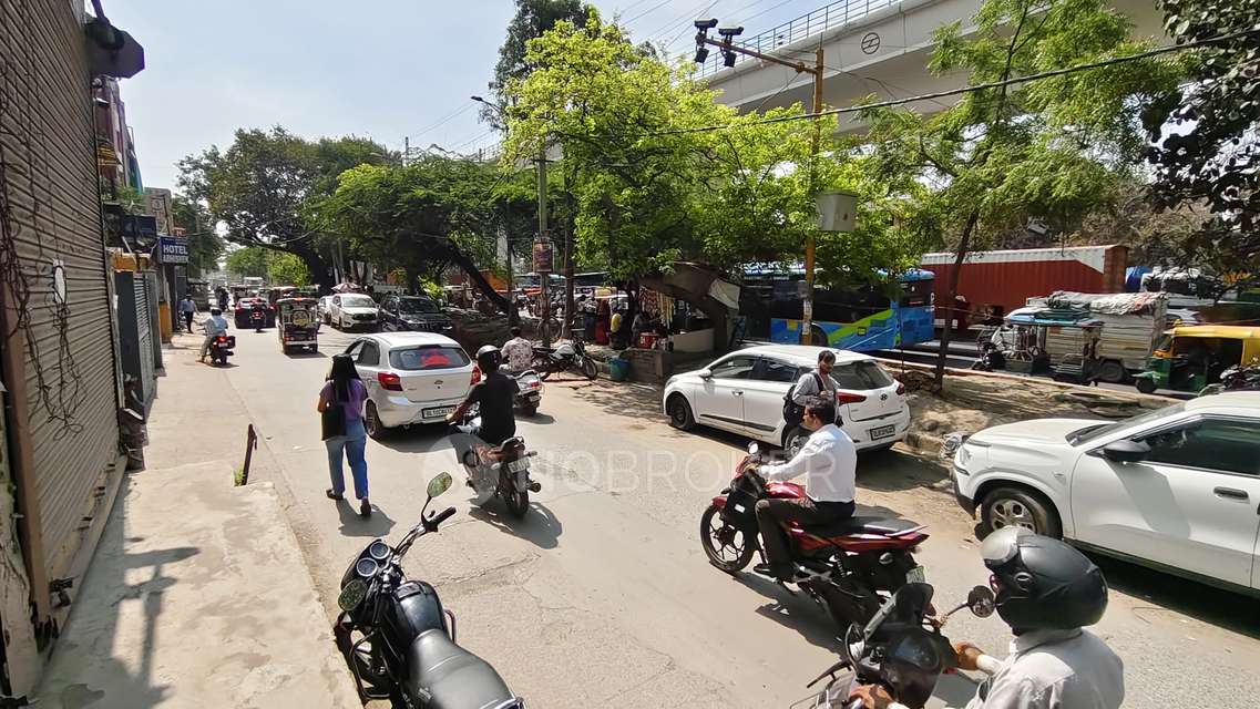 Showroom in Adarsh Nagar, Delhi for Rent 