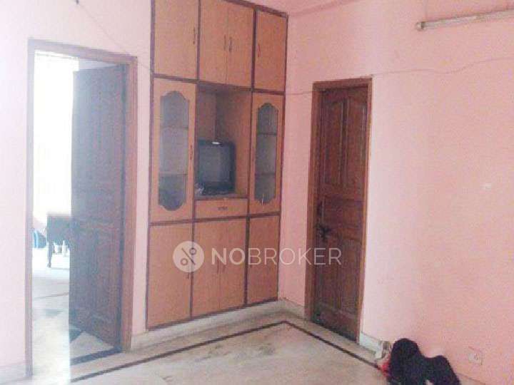Single Room for Male In 3 BHK  In Sector 21