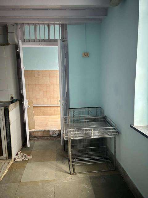 1 RK Flat In Lmt Buiding  for Rent  In Dadar West