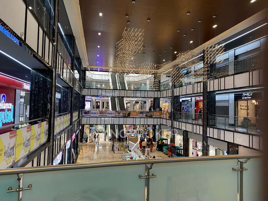 Showroom in 93 Avenue Mall, Pune for Rent 