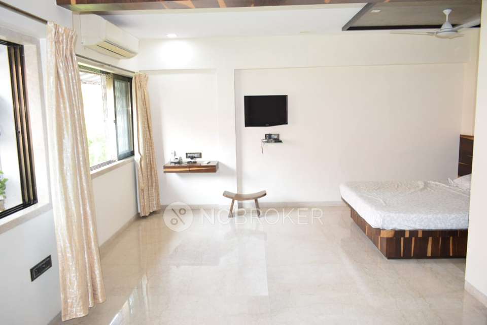 4 BHK Flat In Prabhadevi Coperative Housing Society For Sale  In Prabhadevi